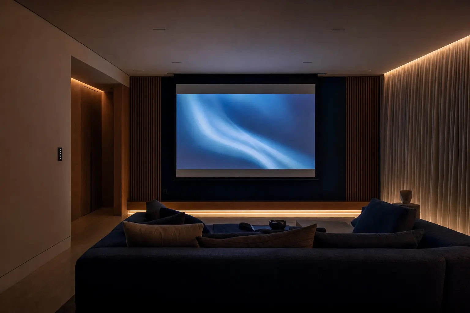 Sala transformada em cinema com a tela abaixada e luzes baixas