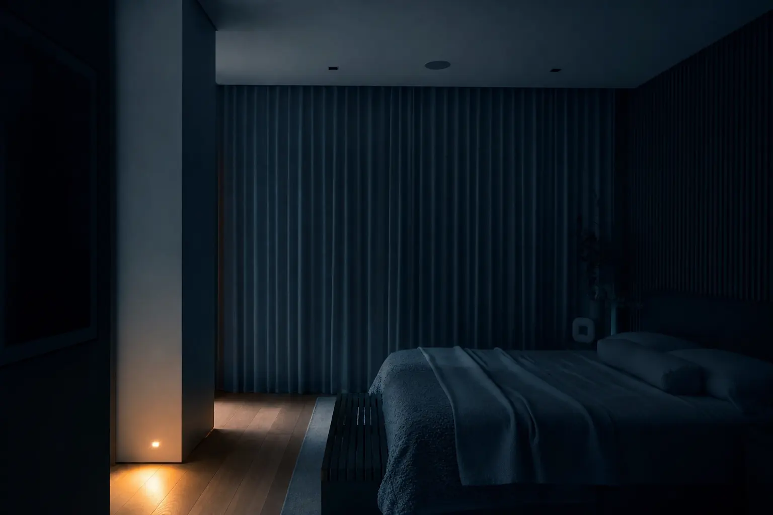 Suíte à noite, apagada, com uma luz de caminho junto ao piso